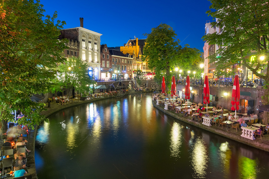 CanalOudegracht荷兰乌得勒支夜间彩色照明图片