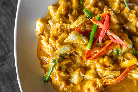 用泰国风格的菜炒咖喱炸焦蟹肉图片