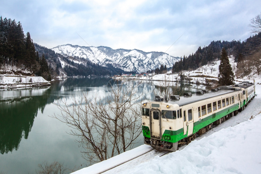 冬季风雪和湖边村庄培训图片