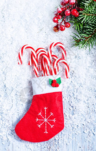 藤条树餐桌上的糖果甘蔗和圣诞节装饰背景