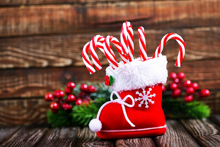 红色袜子餐桌上的糖果甘蔗和圣诞节装饰背景