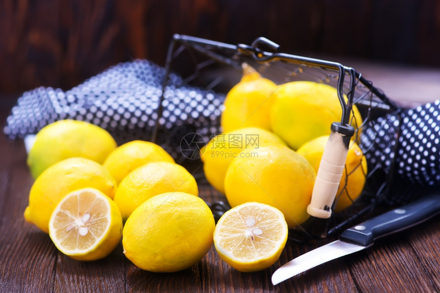篮子和桌上的新鲜柠檬图片