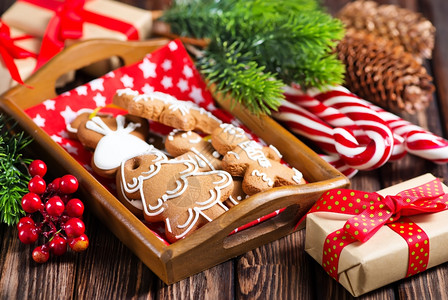 作文木制的餐桌上的圣诞饼干姜背景