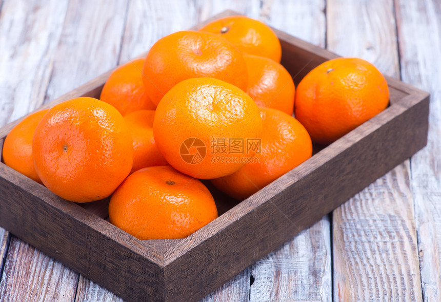 木箱和桌上的新鲜橘子图片