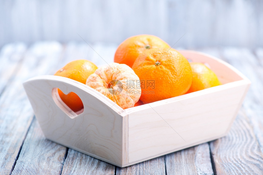 木箱和桌上的新鲜橘子图片