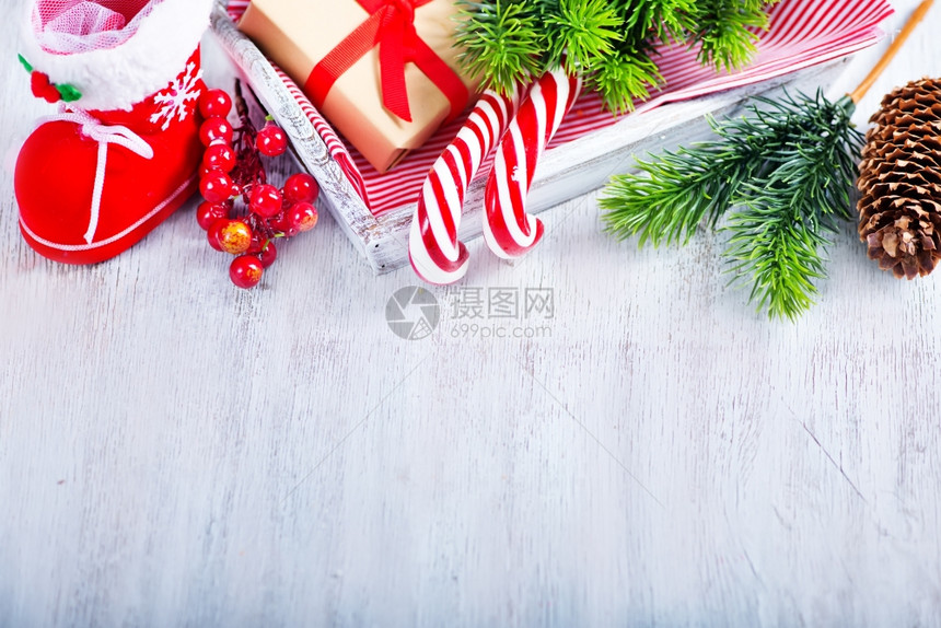 白盒和桌子上的圣诞装饰图片