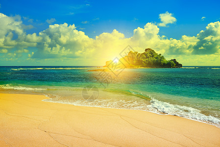 海洋中的岛屿和美丽日出高清图片