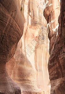 锡克山这个狭小的空隙山作为约旦Petra市的入口xAxA背景图片