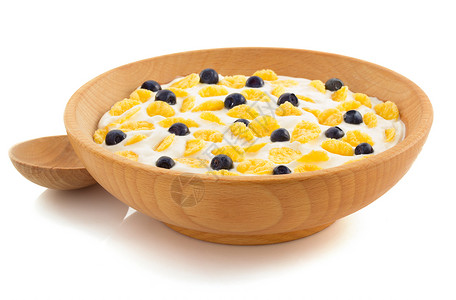 白色背景木碗里的玉米片和蓝莓背景图片