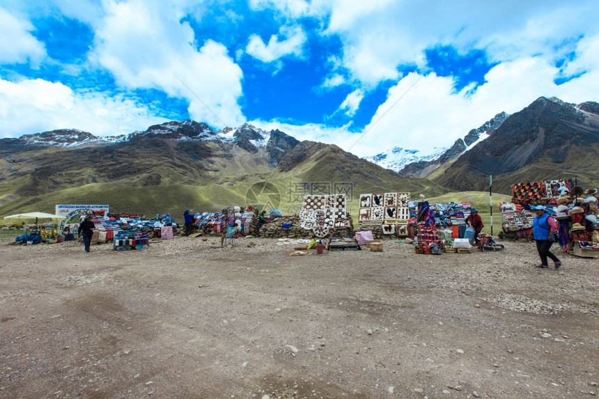 秘鲁2015年9月6日秘鲁在西库阿尼附近拉亚通道出售传统当地纺织品的不明身份妇女图片