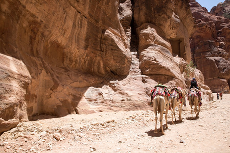 PETRAJORDAN2014年月2日在约旦Petra前身份不明的人图片