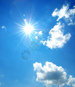 清蓝的天空中太阳照亮高清图片