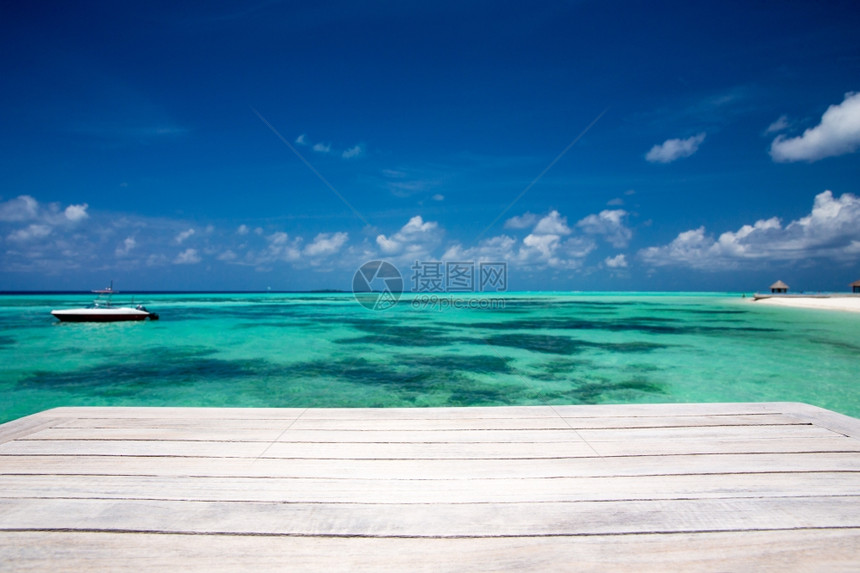 马尔代夫的热带海滩蓝色环礁湖图片