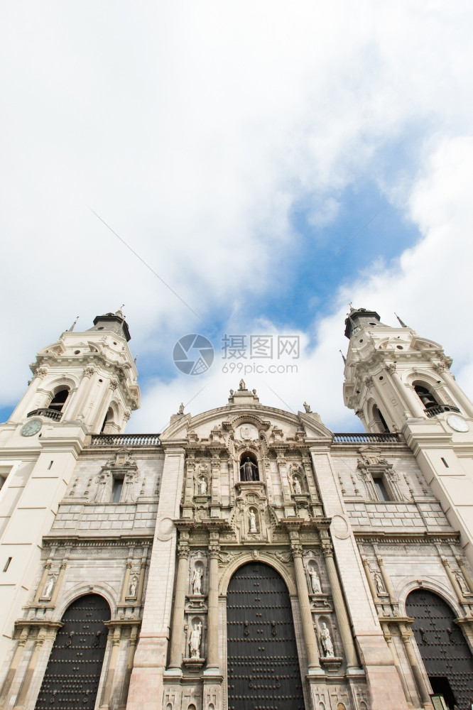 日落时利马的Basilica大教堂是位于秘鲁利马广场市长的罗马天主教堂图片