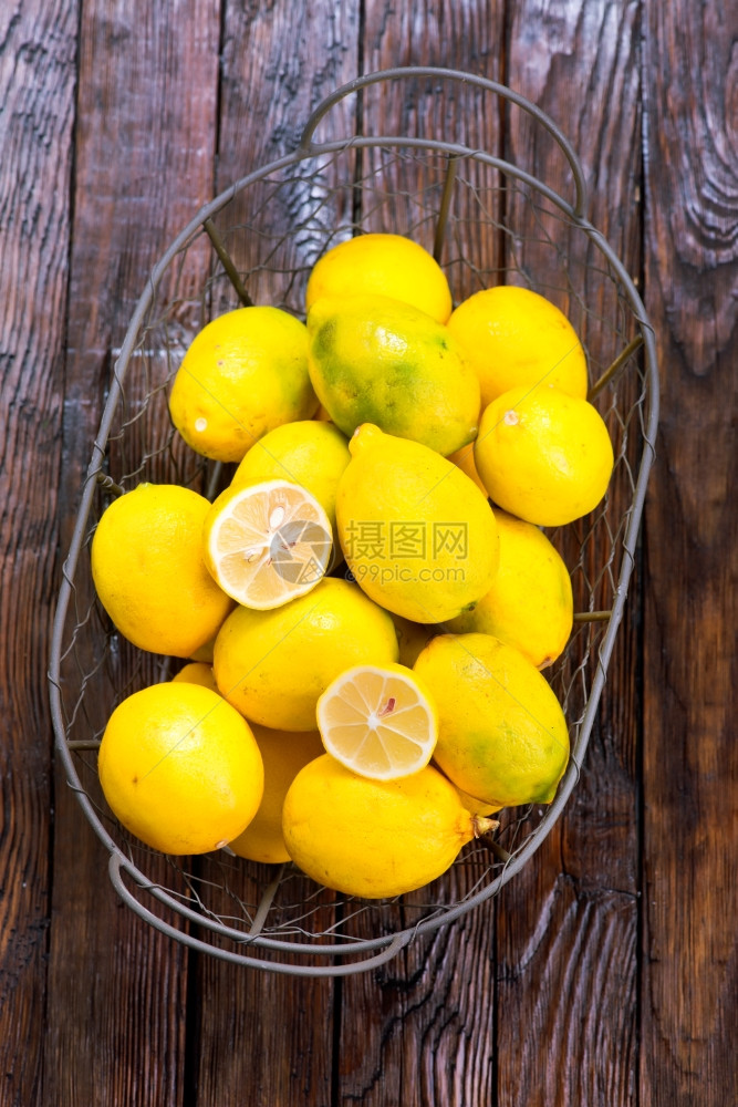 木制桌上的新鲜黄柠檬图片