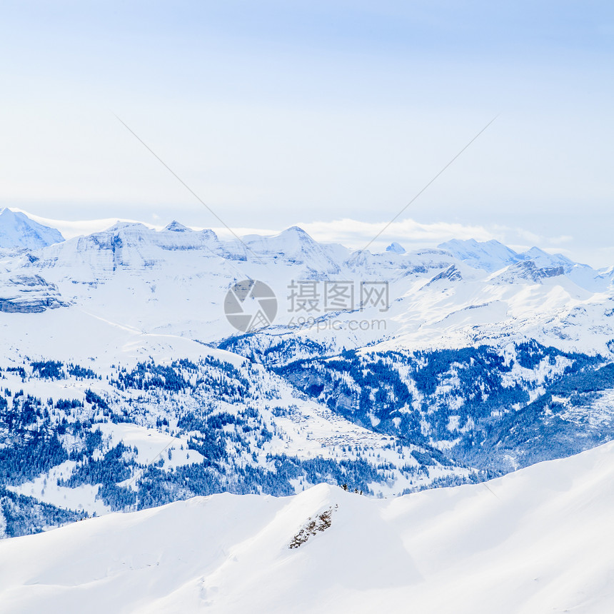 冬季雪覆盖了欧洲的山峰阿尔卑斯冬地景观图片