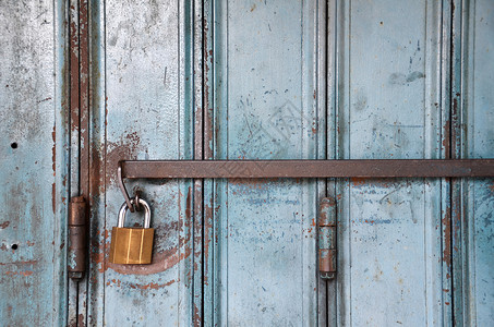 金属锁在蓝色门上旧式概念高清图片