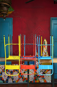 新加坡旧店门前木制桌椅上多彩的子图片