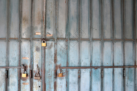金属锁在蓝色门上旧式概念图片