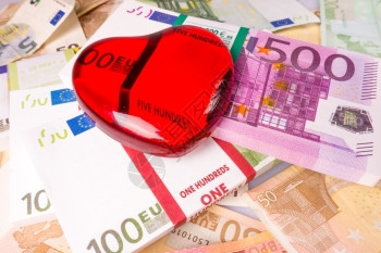 欧元钞票与玻璃心爱情图片