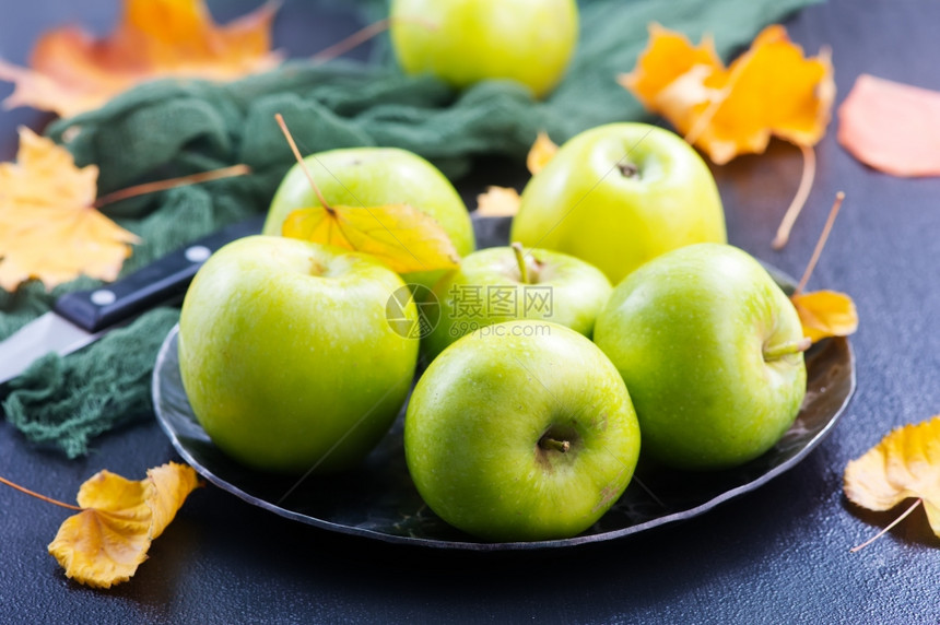 桌上的苹果作物图片