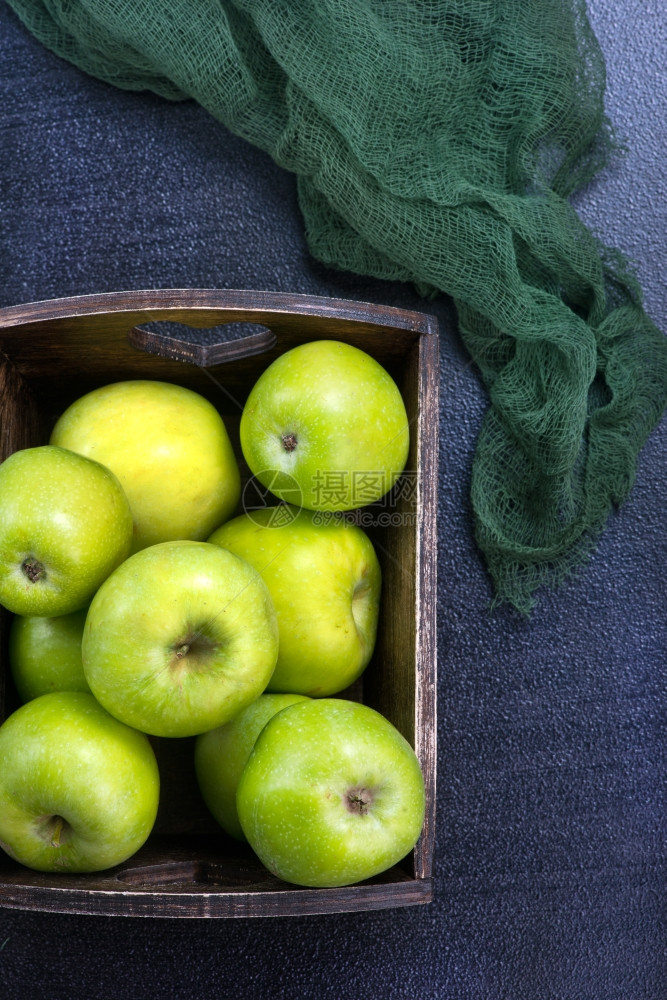 桌上的苹果作物图片