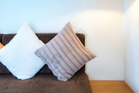 客厅沙发装饰的枕头图片