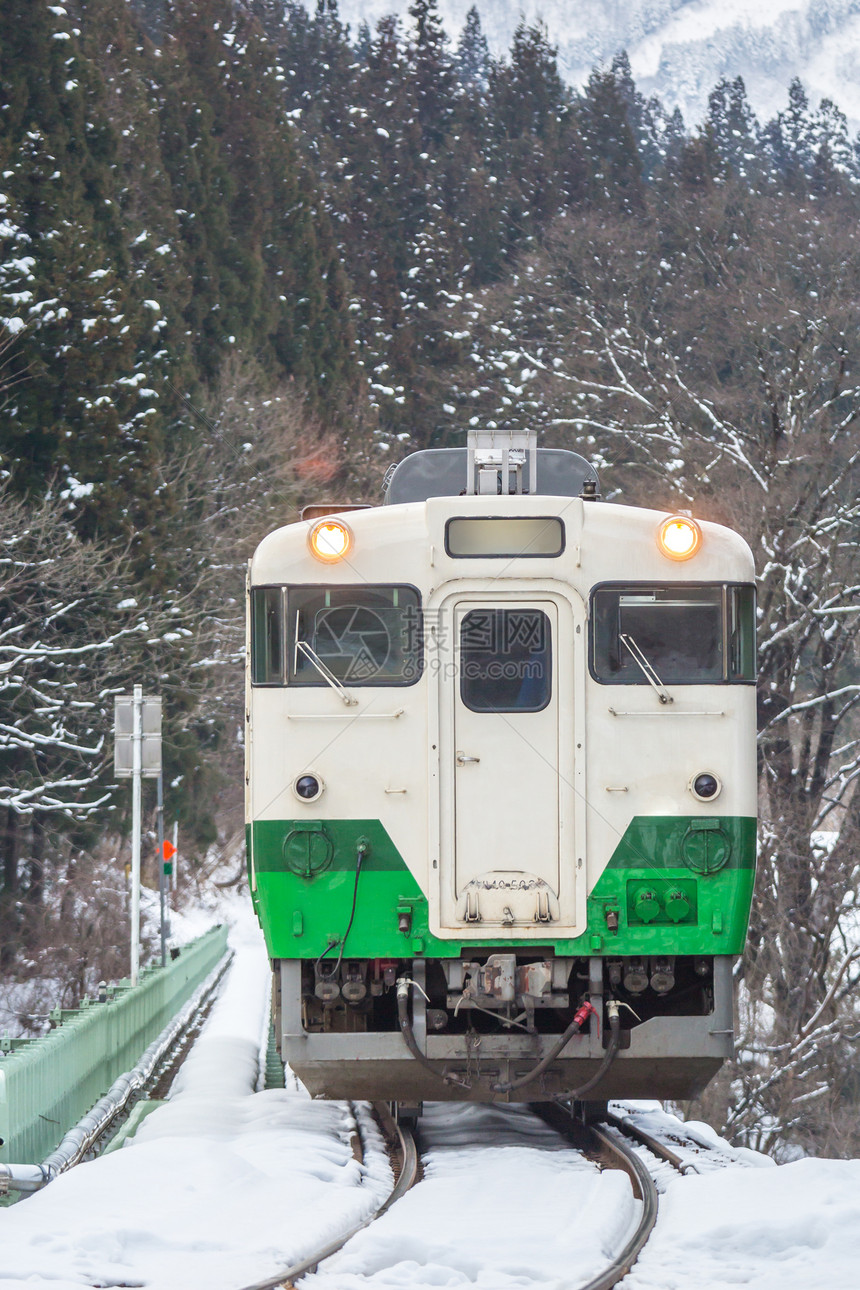 冬季风雪桥上的火车图片