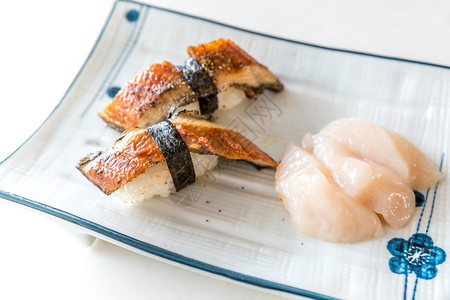 Unagi寿司和新鲜的扇贝热生菜图片