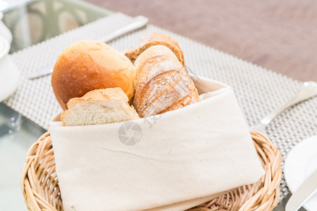 篮子里的新鲜面包食物背景图片