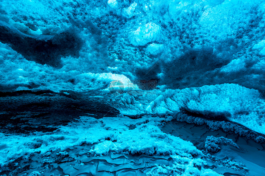 位于Vatnajojakull冰川JokulsarlonNationa公园的冰洞岛图片