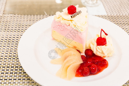 草莓冰淇淋蛋糕加水果图片