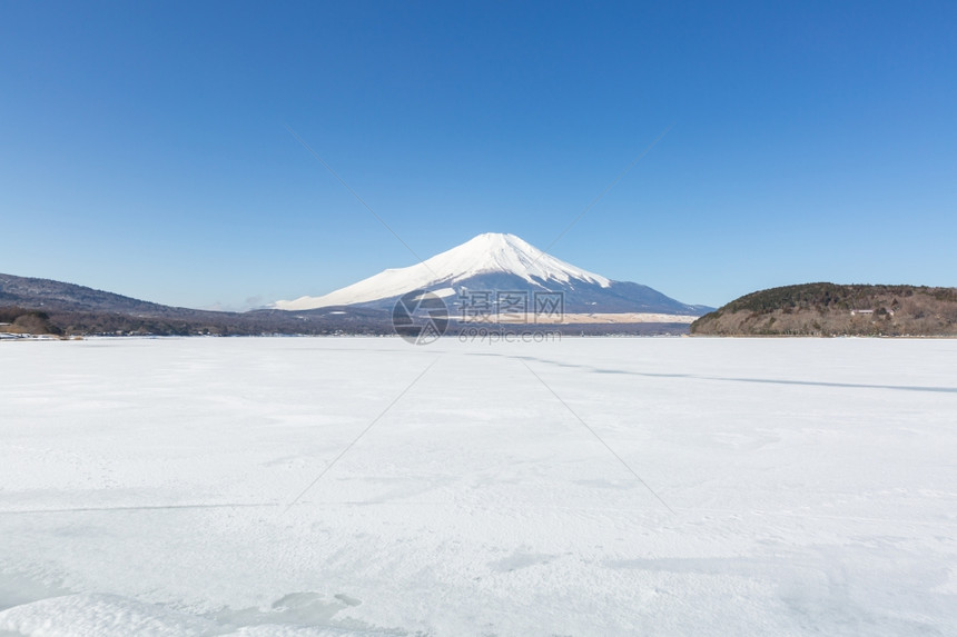 日本冬季寒雪期间在日本亚马纳卡湖IcedYamanakaIced的冬藤山图片