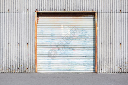 工厂大楼的自储存门图片