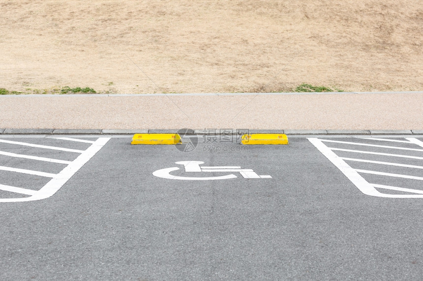 商业停车场的残疾人空间图片