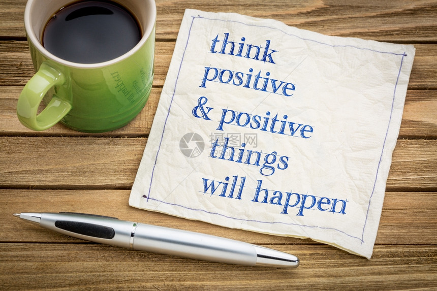 思考积极和的事情将会发生吸引法概念用咖啡杯在餐巾纸上写字图片