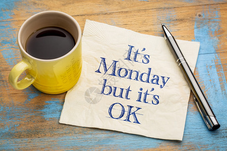 今天是星期一但没关系在餐巾纸上的笔迹和一杯咖啡背景