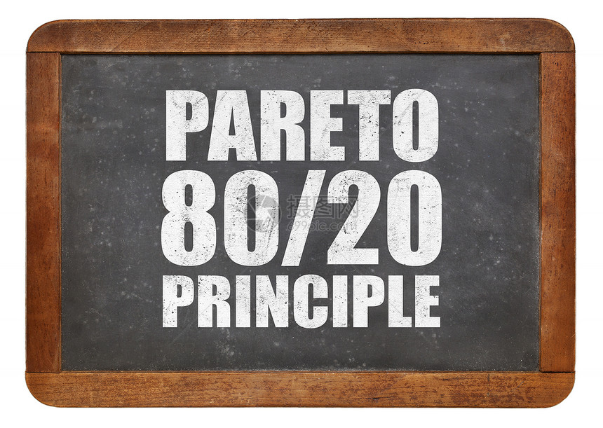 Pareto原则或802规则旧黑板上的白粉文字图片