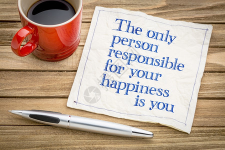 站住就是你唯一负责你幸福的人就是在餐巾纸上写有灵感的笔迹加上一杯咖啡背景