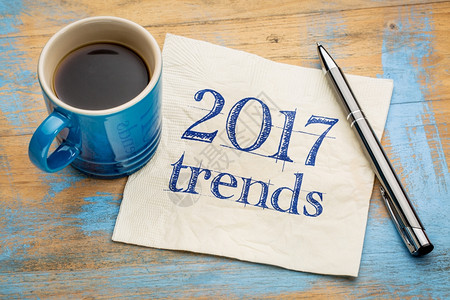 2017年趋势概念2017年趋势概念餐巾纸上加咖啡杯的笔迹图片