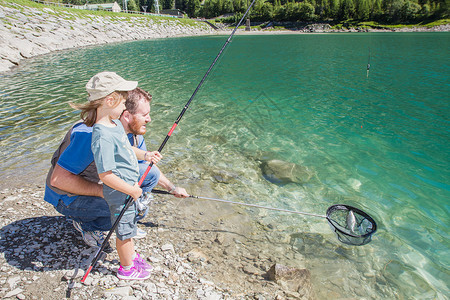 钓鱼海报爸和女儿一起在山湖钓鳟鱼背景