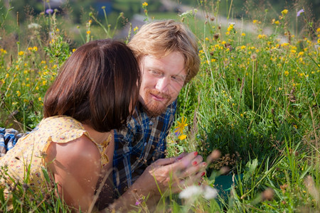 在青草地上相爱的一对美情侣图片