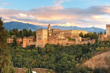 帕拉塔西班牙安达卢亚格拉纳日落时与Comares塔PalaciosNazaries和CharlesV宫连接的Alhambra宫和堡垒建背景