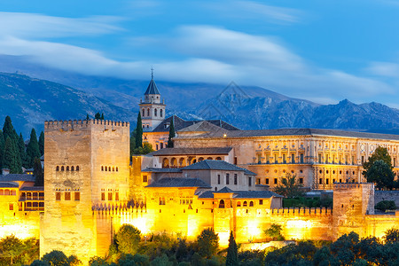 帕拉塔西班牙安达卢亚州格拉纳达夜蓝色时分与Comares塔PalaciosNazaries和CharlesV宫连接的Alhambra宫背景