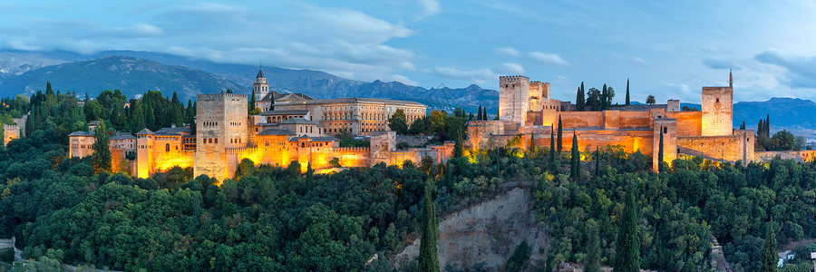 佩卢西奥斯Moorish宫殿全景以及位于西班牙安达卢亚Granada的Alhambra和Comares塔AlcazabaPalaciosN背景