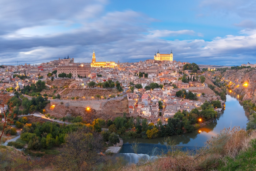 西班牙卡斯蒂利亚拉曼查CastillaLaMancha黄昏时托莱多旧城和塔霍河的全景图片