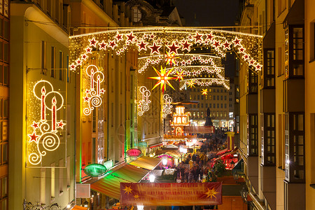 在德国萨克森累斯登市夜间装饰和照亮圣诞街道高清图片