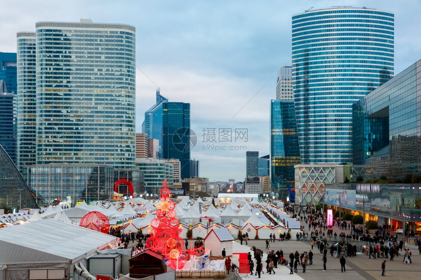 法国巴黎摩天大楼的圣诞树和市场图片