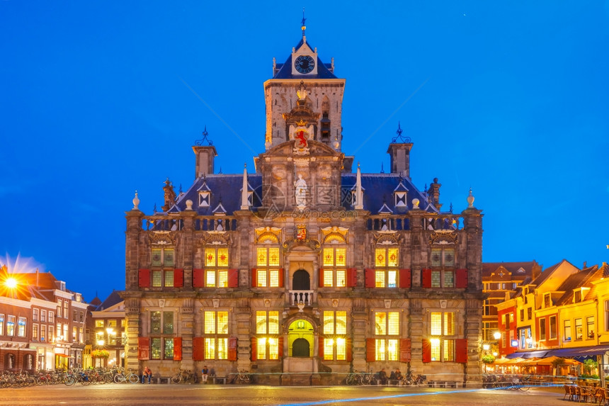 荷兰Delft市Delft夜中心Markt广场市政厅图片