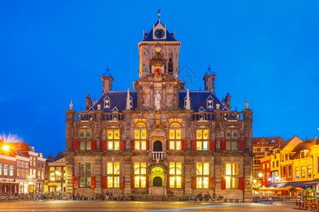 荷兰Delft市Delft夜中心Markt广场市政厅图片